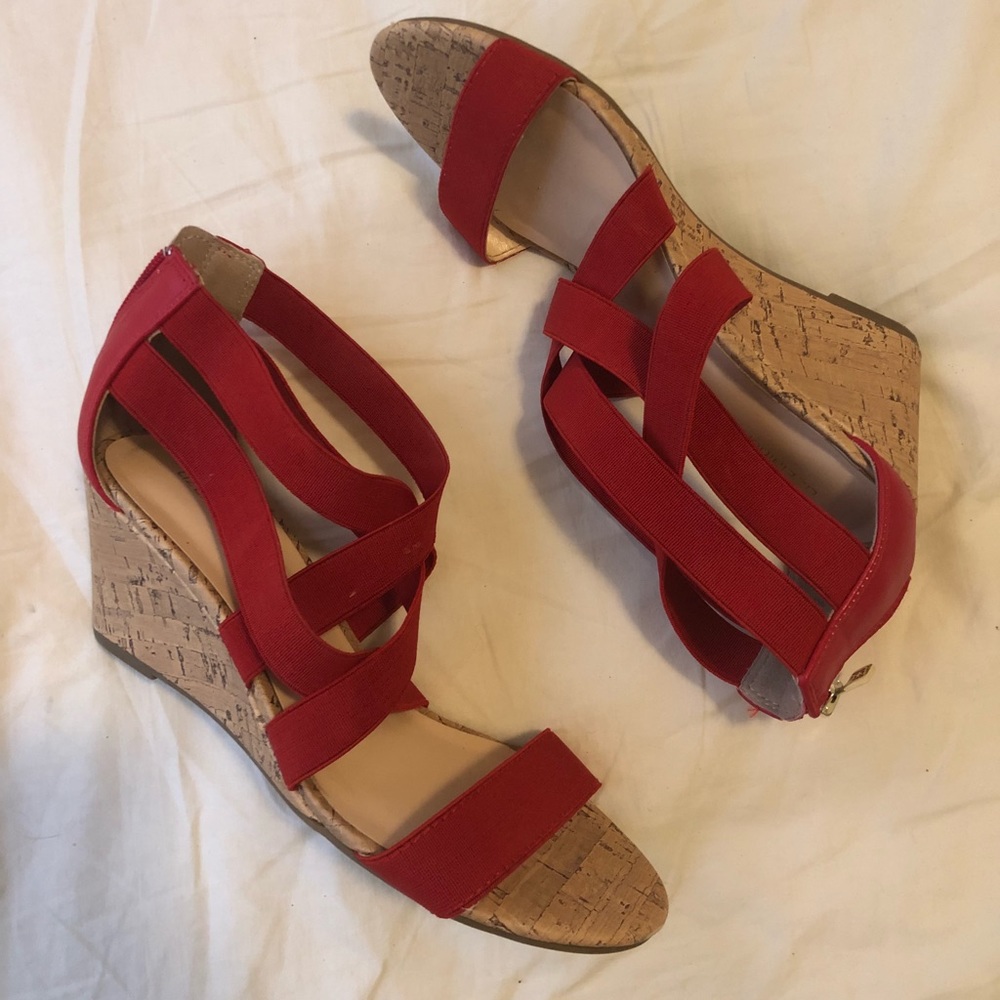 Short wedge heels with red detail